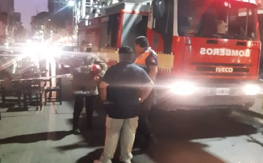 BOMBEROS trabajando en el lugar. 