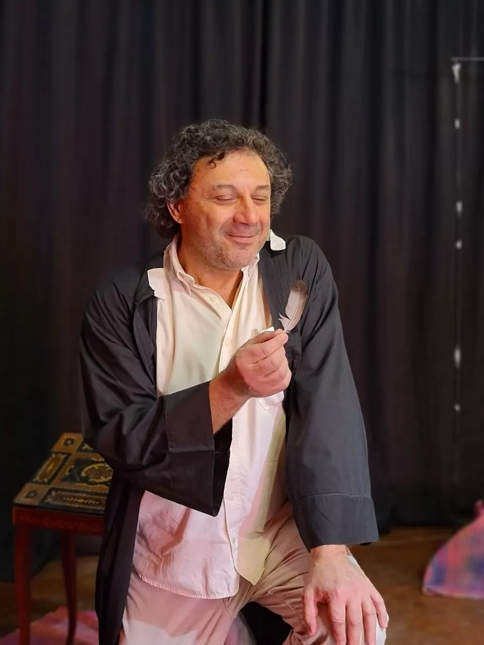 LA BÚSQUEDA DEL OTRO. Leonardo Gavriloff reivindica el ritual teatral del encuentro en “Cristos despojados”. 