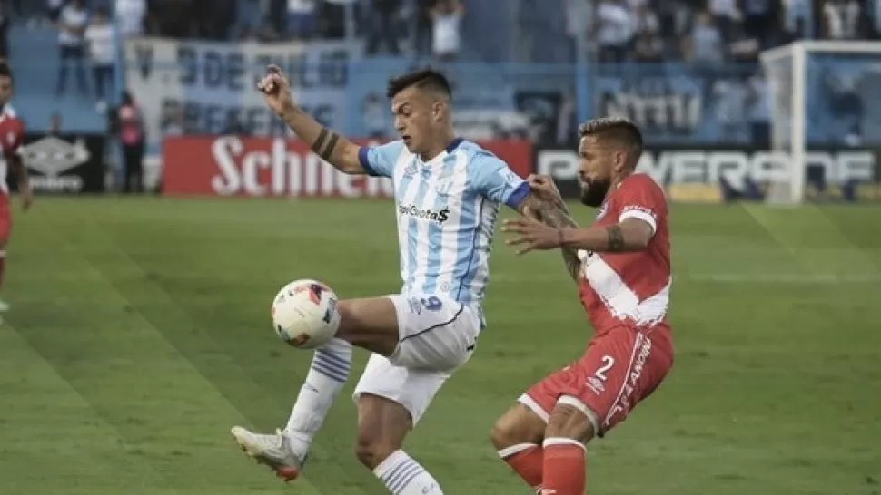 Augusto Lotti busca la pelota. FOTO PRENSA ATLÉTICO