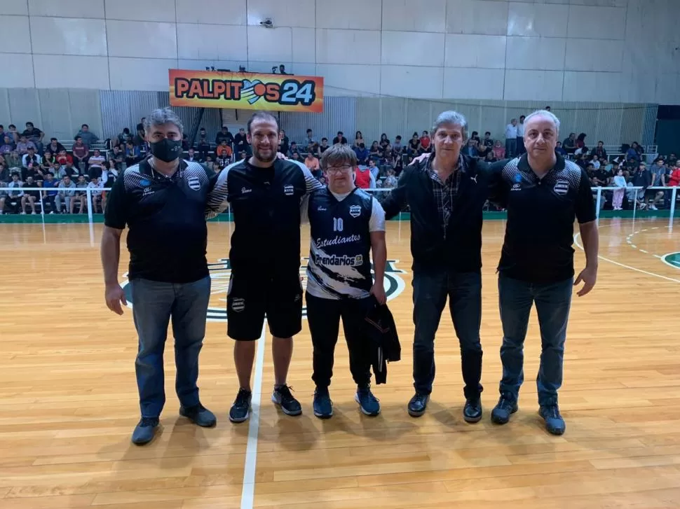 RECONOCIDO. “Gaby” Salazar fue reconocido por Estudiantes -club en el que jugó al básquet- por su próxima participación mundialista junto a la ovalada. 