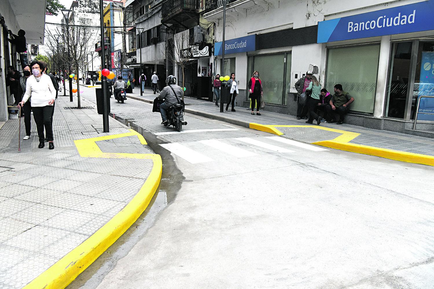 RENOVADO. La esquina de San Martín y Laprida tiene otro aspecto, con rampas marcadas.