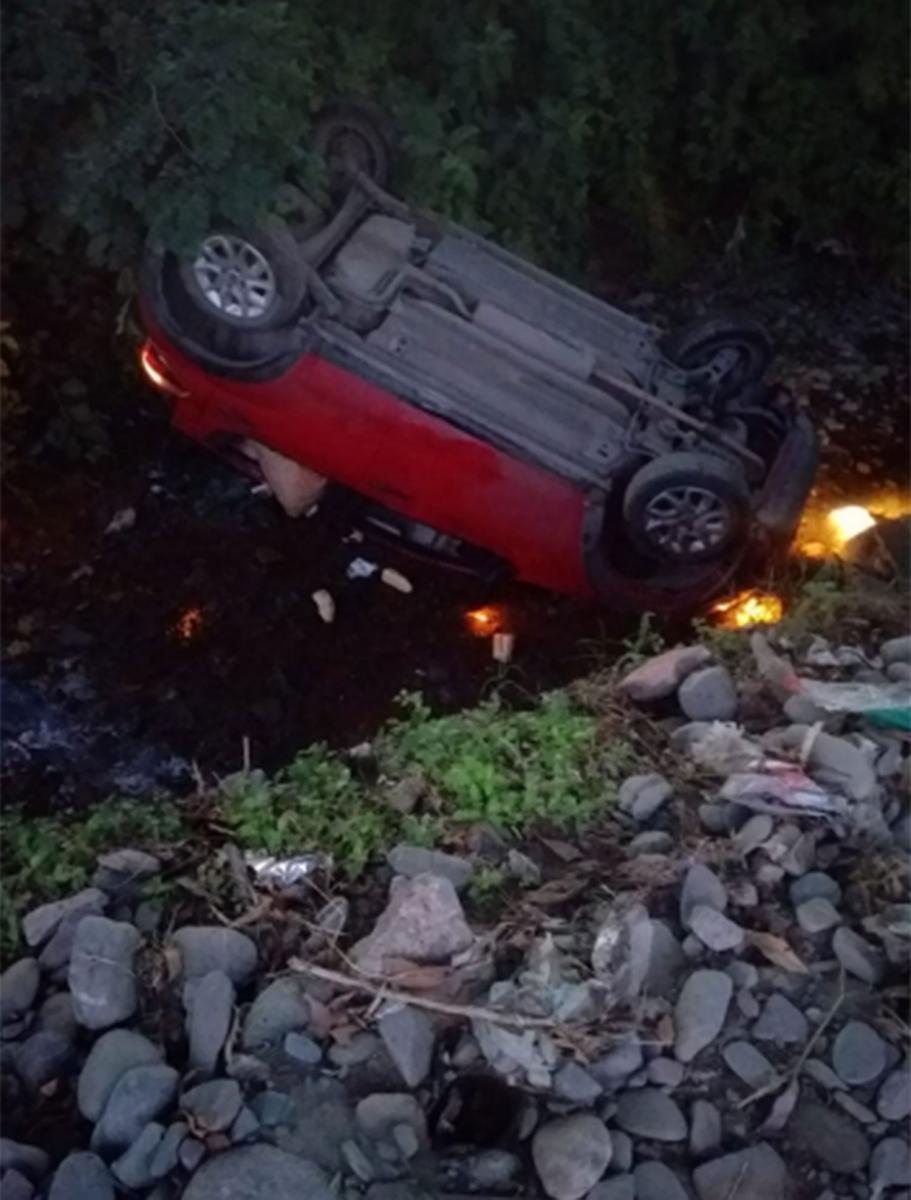 Un auto cayó en un zanjón de la ruta 315 y aplastó a su conductor: salió ileso