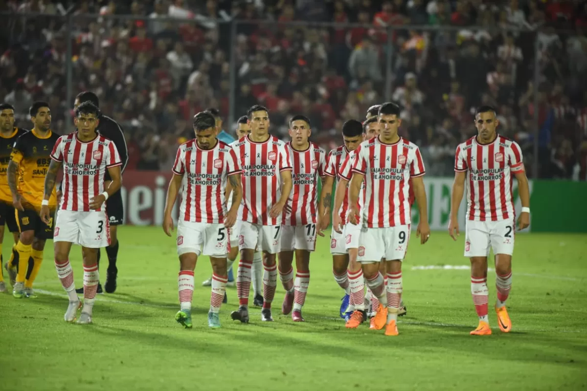 SIN RESPUESTAS. El equipo Santo corrió demasiado y pensó poco en una noche para olvidar rápido.