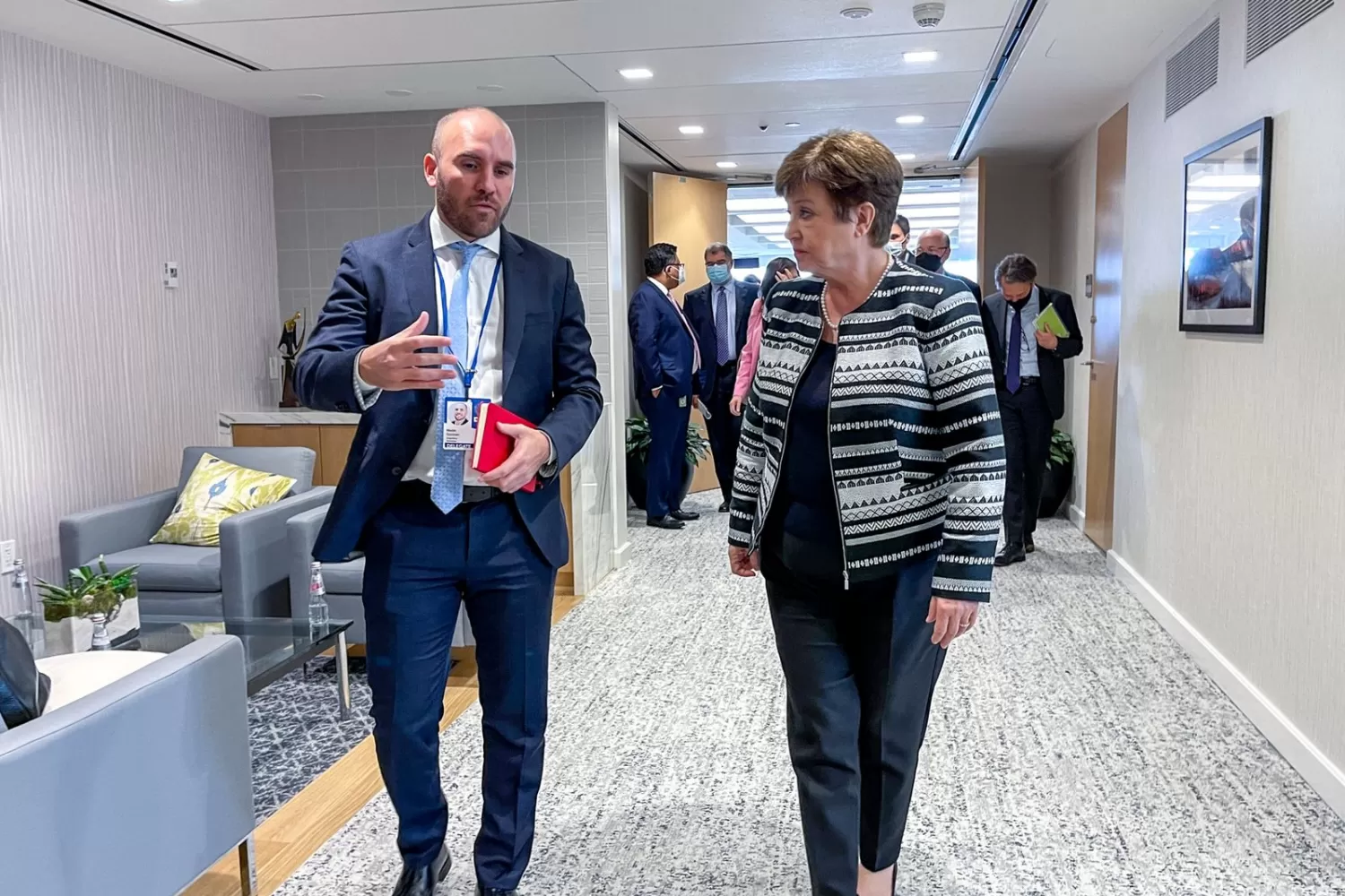 EN EEUU. Guzmán, junto a Georgieva, directora del FMI. Foto: Prensa Ministerio de Economía