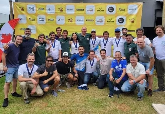 FELICES. El seleccionado posa sonriente con la medalla de bronce obtenida en el Panamericano. 