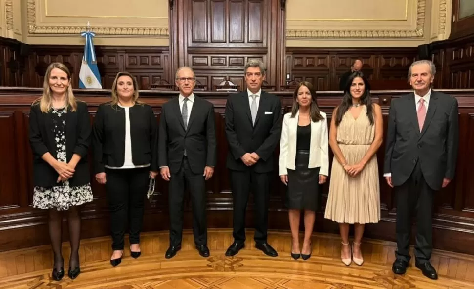 EN TRIBUNALES. Pamela Tolosa, María Fernanda Vázquez, el vocal Carlos Rosenkrantz, el presidente Horacio Rosatti,  Agustina Díaz Cordero, Jimena de la Torre y el vocal Juan Carlos Maqueda. 