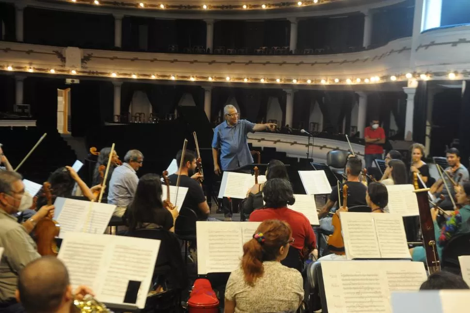 INDICACIONES. Arpero Ramírez, en pleno ensayo con la Orquesta Estable. la gaceta / foto de antonio ferroni