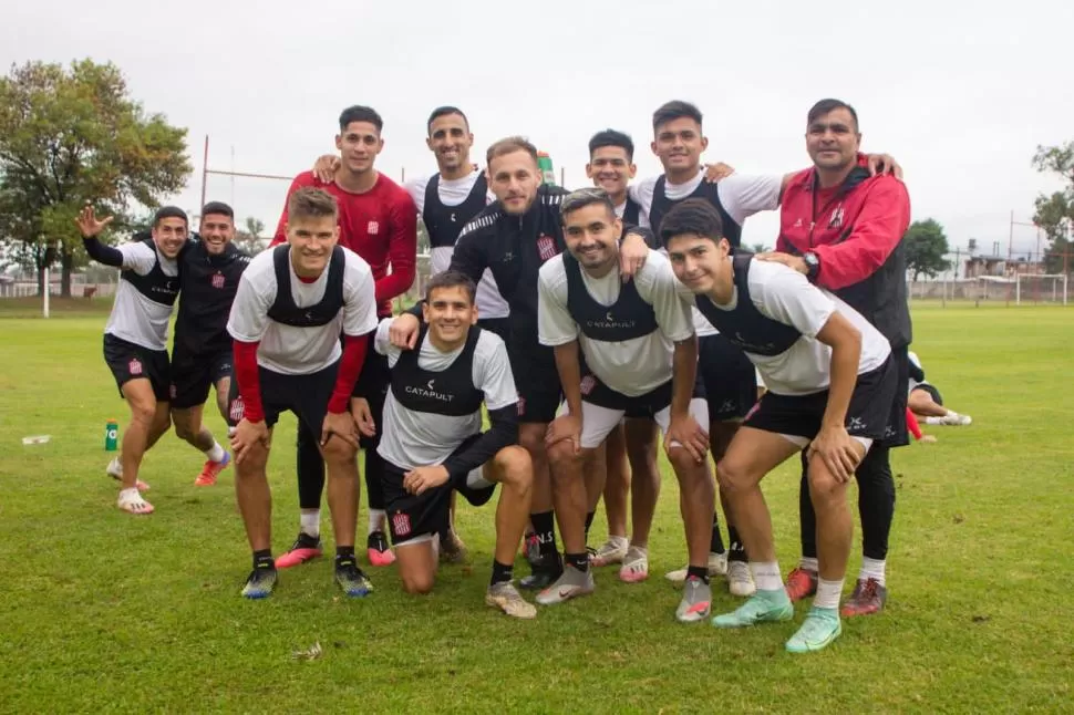 PARA LA FOTO. El buen momento de San Martín se refleja en el ambiente descontracturado (pero no relajado) de la práctica. Esta noche va por su tercer triunfo al hilo.