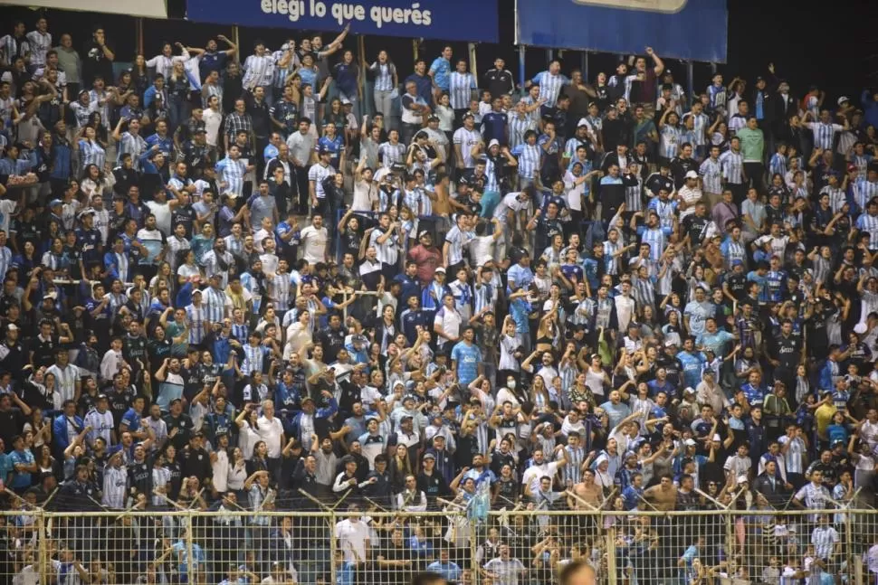 NO BASTÓ. A pesar de que el hincha alentó desde el primer minuto, el equipo volvió a sufrir una derrota en casa, lo que cayó como un balde de agua fría. 