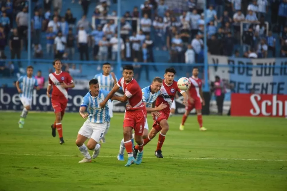 NO LES ALCANZÓ. Lotti y Menéndez lucharon todo el partido, pero fueron bien interceptados. Fue su segundo partido como dupla en el ataque. 