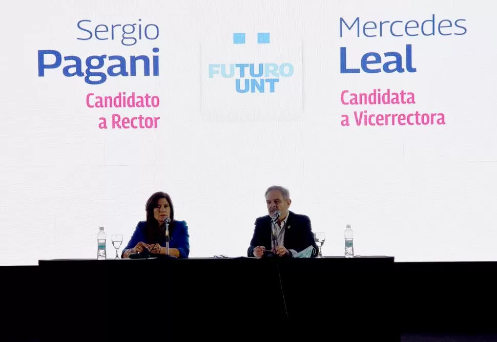 PROPONIENDO IDEAS. Sergio Pagani expone, Mercedes Leal escucha. Entre los dos desarrollaron varios de los ejes que componen su plataforma. LA GACETA / FOTO DE JOSÉ NUNO