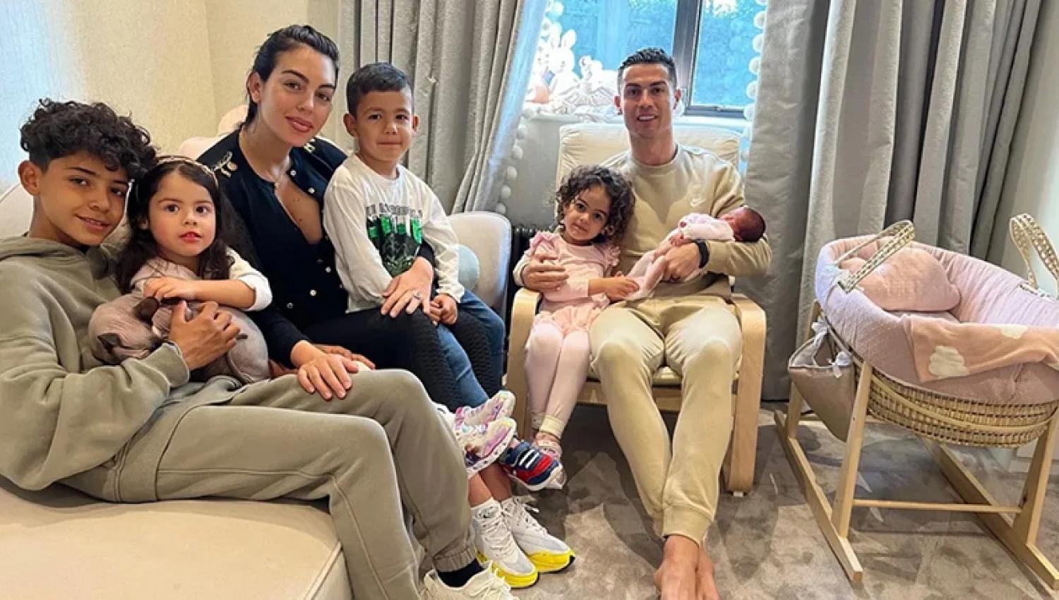 EN FAMILIA. Cristiano Ronaldo y Georgina Rodríguez.