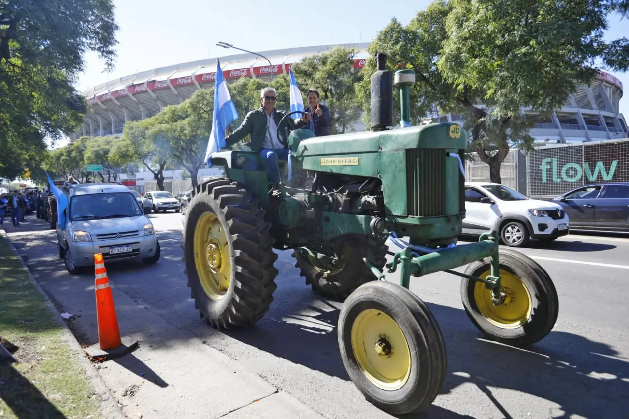 El tractorazo se dirige hacia Plaza de Mayo, en Buenos Aires. Foto de Twitter @darioguardado79