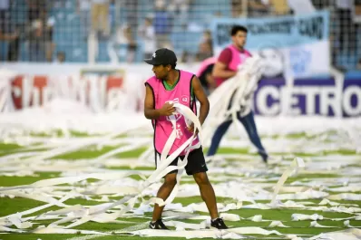 Atlético: rollos de papel que se convirtieron en un perjuicio