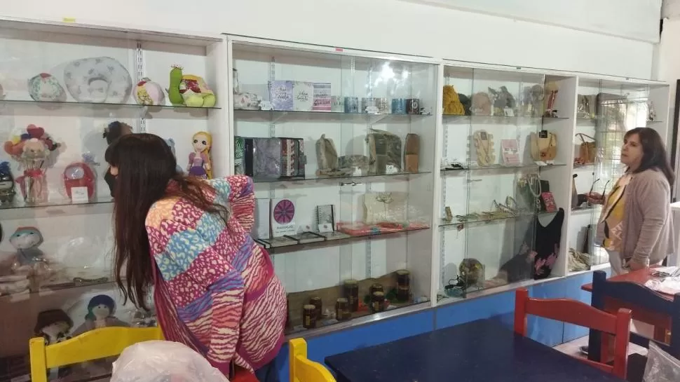 EXPOSICIÓN Y VENTA. Emprendimiento artesanal en el Ingenio Cultural. 