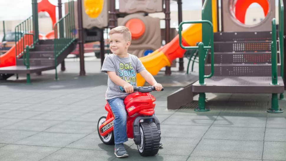 Los niños recorrieron na distancia de 300 metros en motos de juguete.