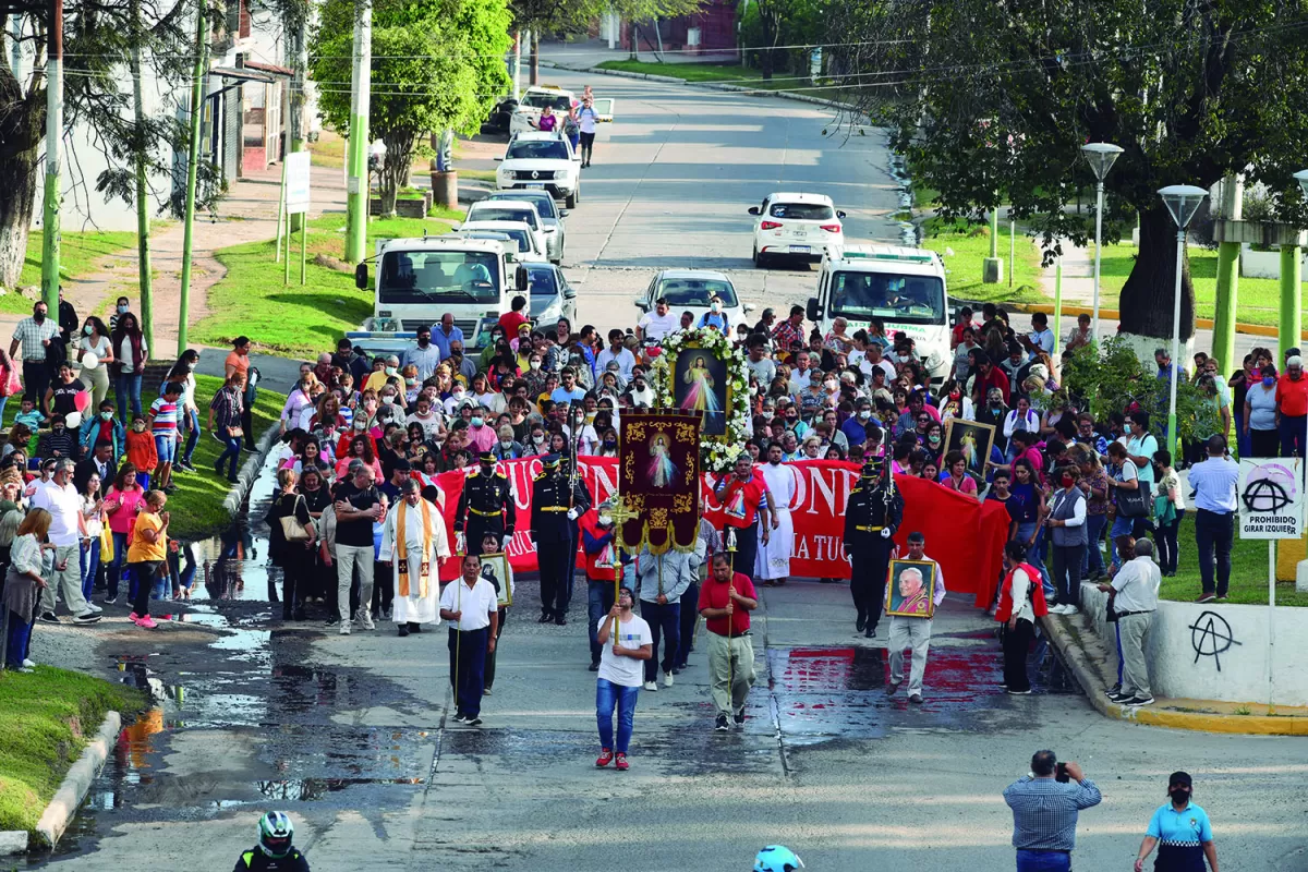 AL FRENTE. A la cabeza de la peregrinación en Alderetes estuvieron las imágenes de Cristo de la Divina Misericordia y San Juan Pablo II, quién impuso la fiesta.
