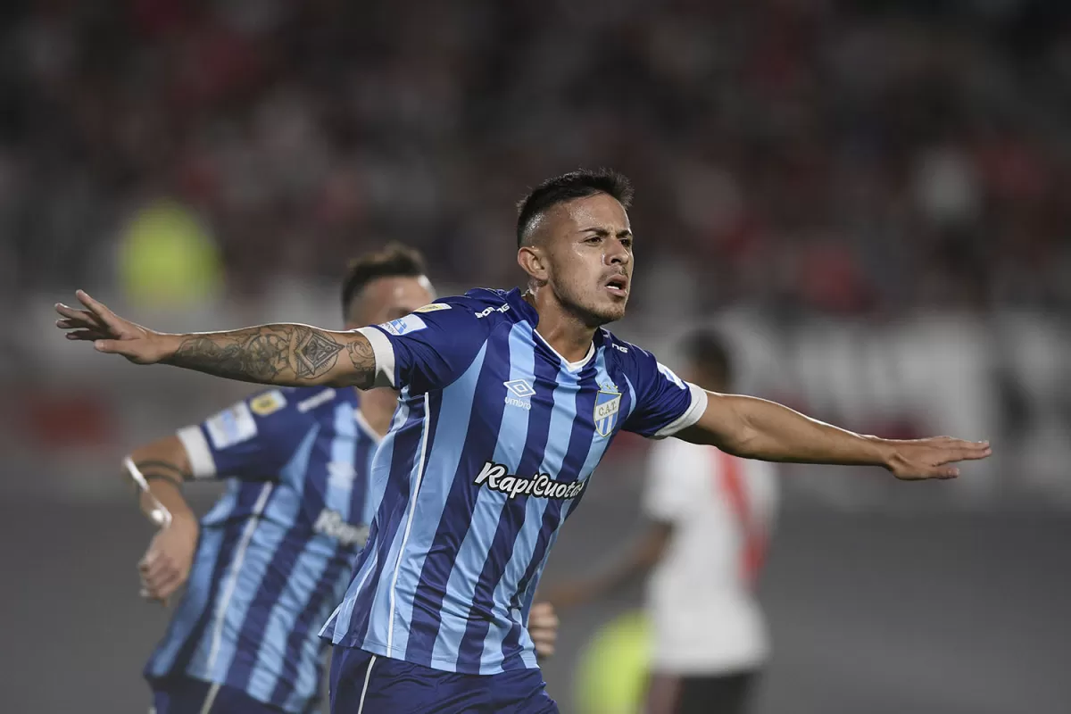 EL GRITO DE GOL. Ramiro Ruiz Rodríguez corre a festejar con sus compañeros su conquista de cabeza, que significó el empate en el Monumental de Núñez.