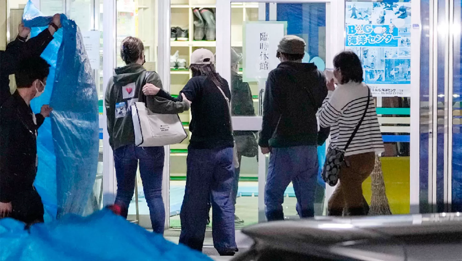 DOLOR. Familiares ingresan al predio para reconocer los cuerpos de los turistas que naufragaron en el Kazu I.