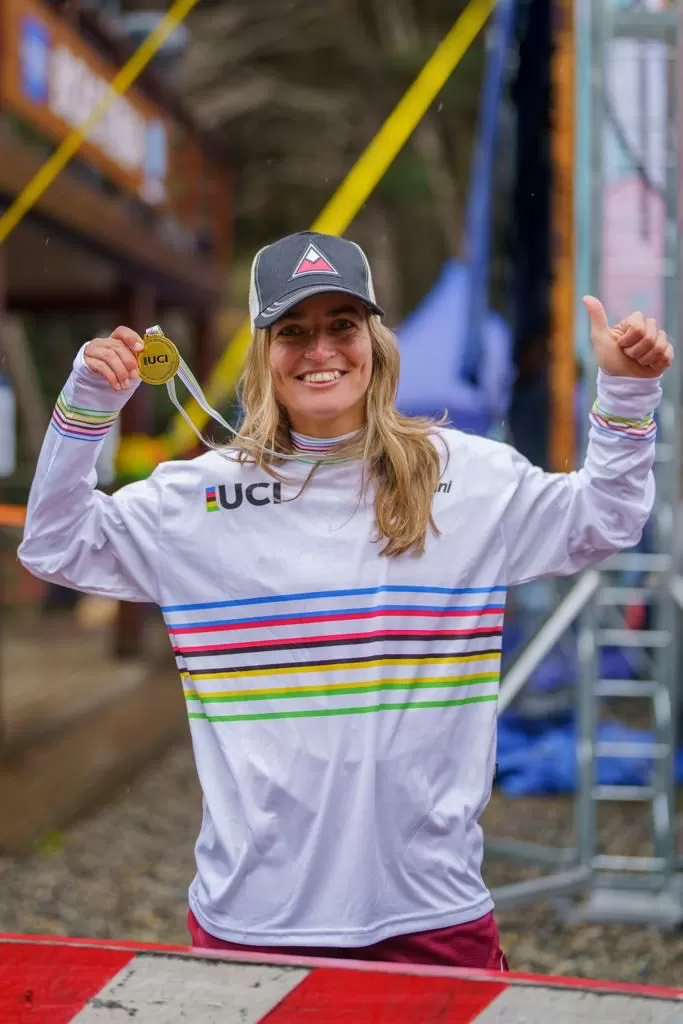 PARA GUARDAR. La campeona se abrazó con su padre. En el podio sonrió (izquierda).