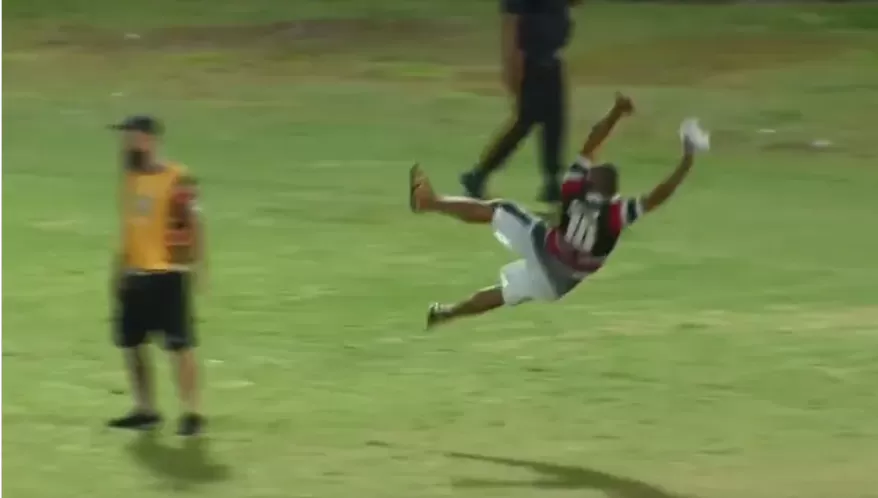 Un hincha se metió en la cancha para enseñarle a atajar a su arquero
