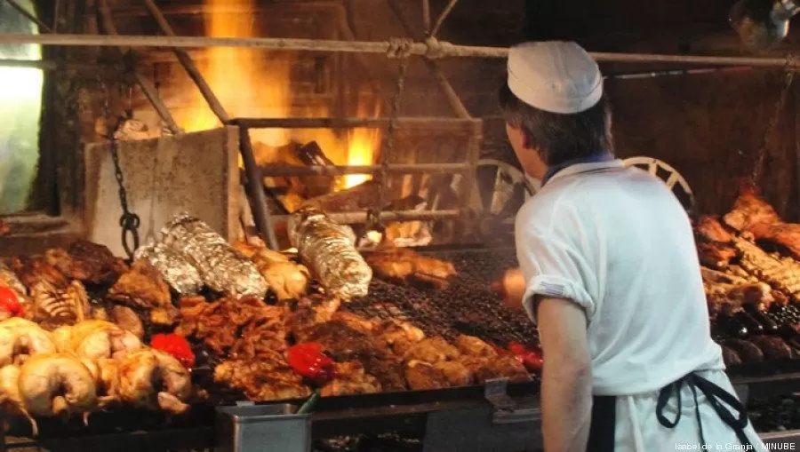 APETECIBLE AL CONSUNO NUESTRO. La variada parrilla argentina seduce con distintos cortes y sabores, pero la preparación varía según cada país. 