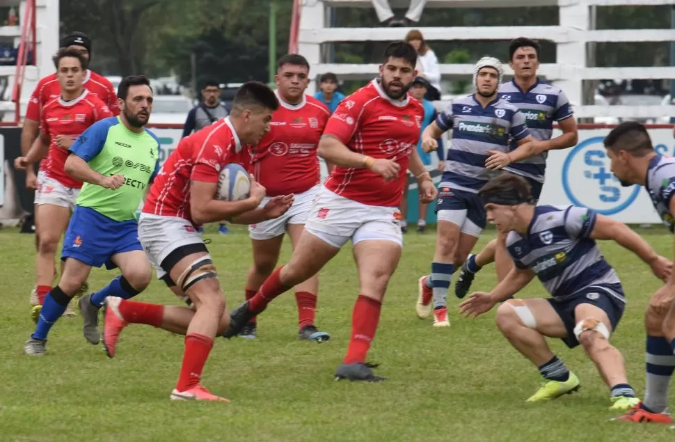 FRENTE A FRENTE. Los Tarcos tuvo mayor iniciativa frente a un Universitario que tardó demasiado en salir a buscarlo. Al final casi logra rascar un bonus defensivo.  LA GACETA / FOTO DE JOSé NUNO