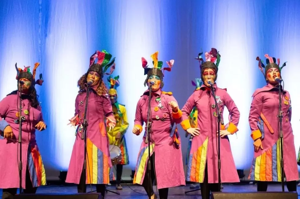 AL ESTILO URUGUAYO. La murga Pa’ Ladrar Fino, integrada por artistas tucumanos, repone su espectáculo humorístico “Dudas no esta mal”. 