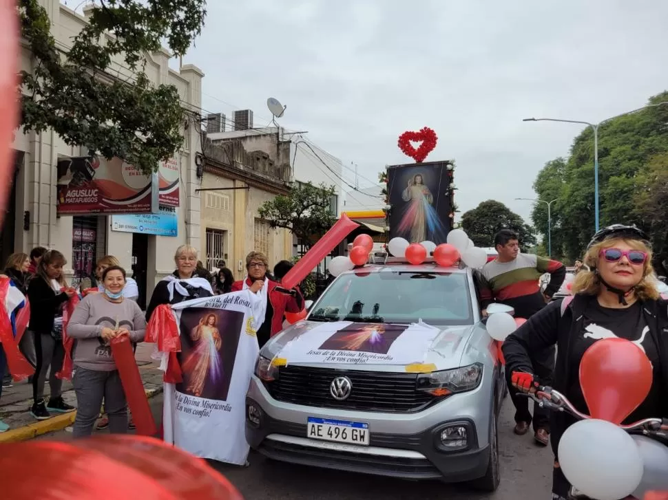 CARAVANA. En vehículos se unió ayer a la tarde la capital con Alderetes, en la Fiesta de la Divina Misericordia. 