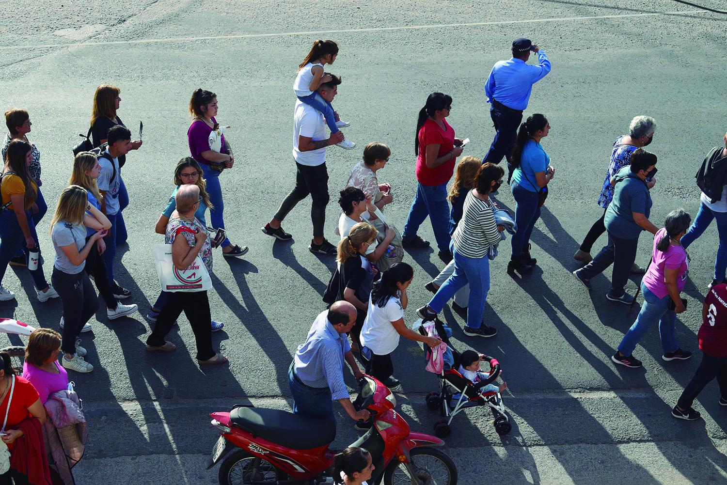 UNA IMAGEN REPETIDA. Creyentes entregaron a la fe su día domingo y salieron a las calles a rezar por la salud de los enfermos, por la guerra y por sus necesidades particulares.