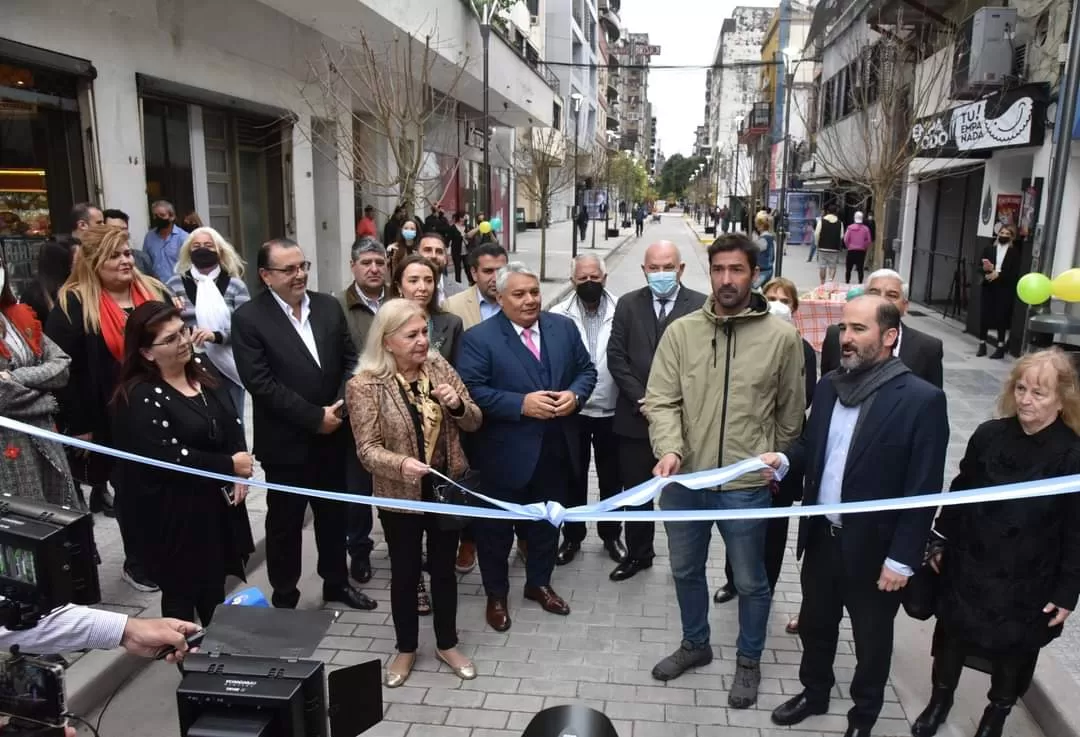 PROTAGONISTA. Alfredo Toscano, de traje azul, es secretario de Obras Públicas de la Municipalidad. 