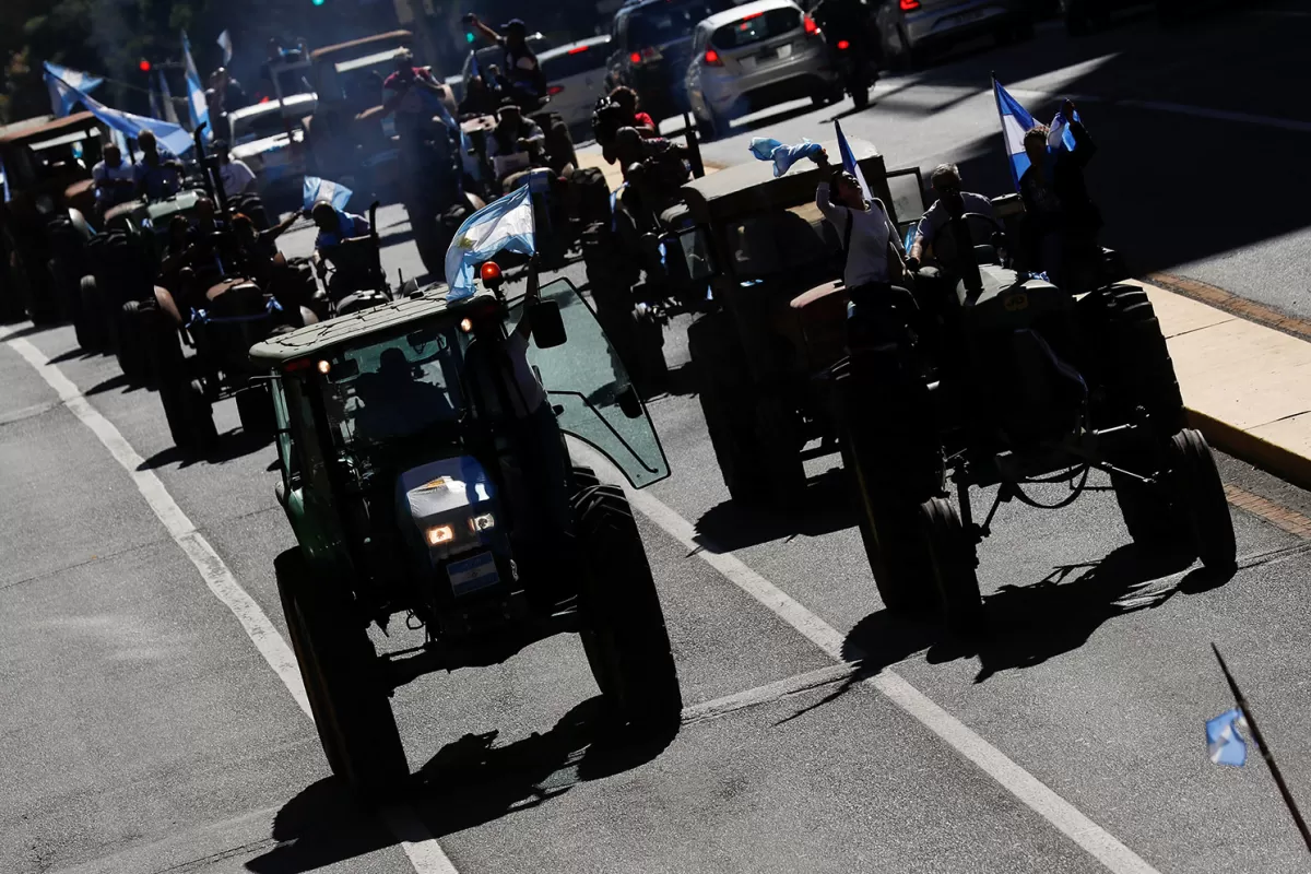 “TRACTORAZO”. Una fila de tractores marchan para reclamar por una disminución de los aumentos sobre el sector.