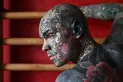 Es profesor, tiene todo el cuerpo tatuado y le prohibieron dar clases porque podría asustar a los niños