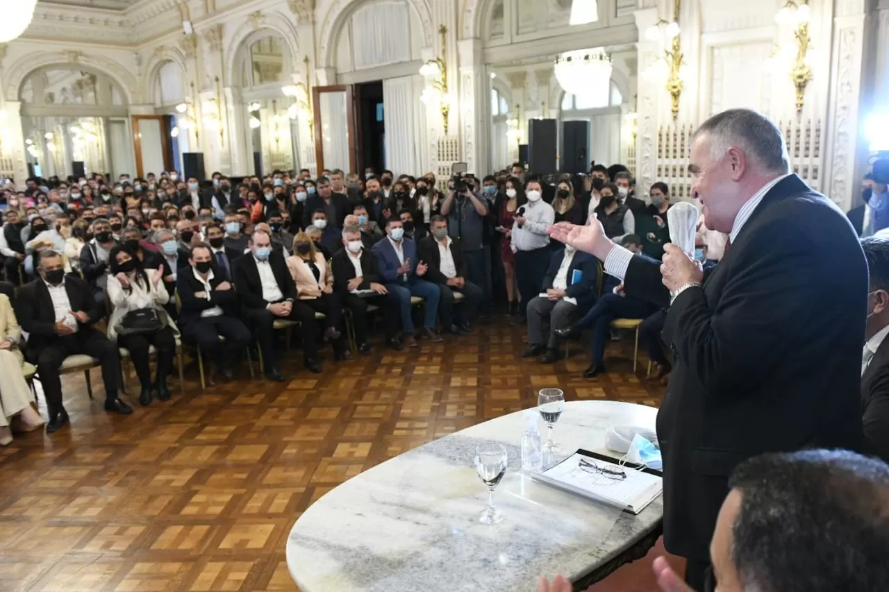 EN EL SALÓN BLANCO. El gobernador Osvaldo Jaldo encabezó el acto del incremento salarial.