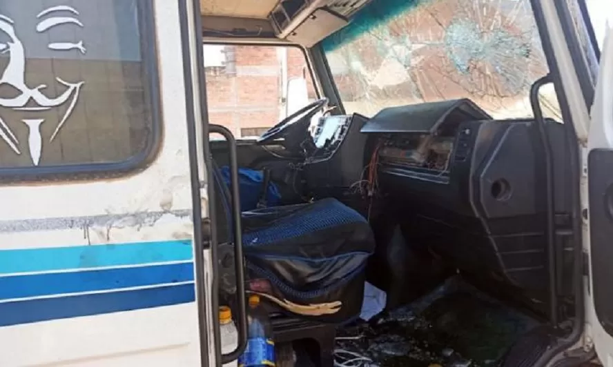CAMIÓN DESTRUIDO. El chofer tuvo un día de furia.