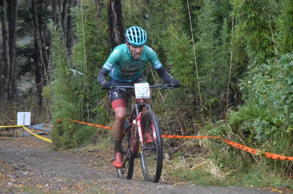 DIFÍCIL. El circuito no tuvo ni un sector seco: estaba muy barroso o con charcos. Rodríguez se esforzó a cada centímetro.  GENTILEZA DE ARIEL RODRÍGUEZ