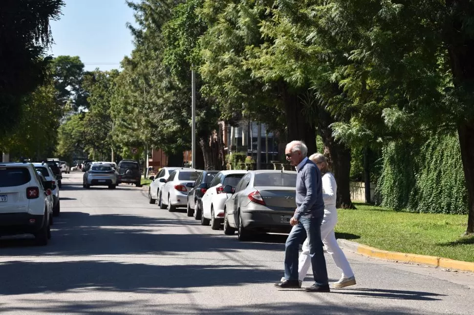 POSITIVA RECEPCIÓN. Desde la puesta en funcionamiento de los espacios de estacionamiento, muchos vecinos de Yerba Buena y visitantes aprovechan ambas aceras para aparcar sus vehículos en calles de un sólo sentido.   