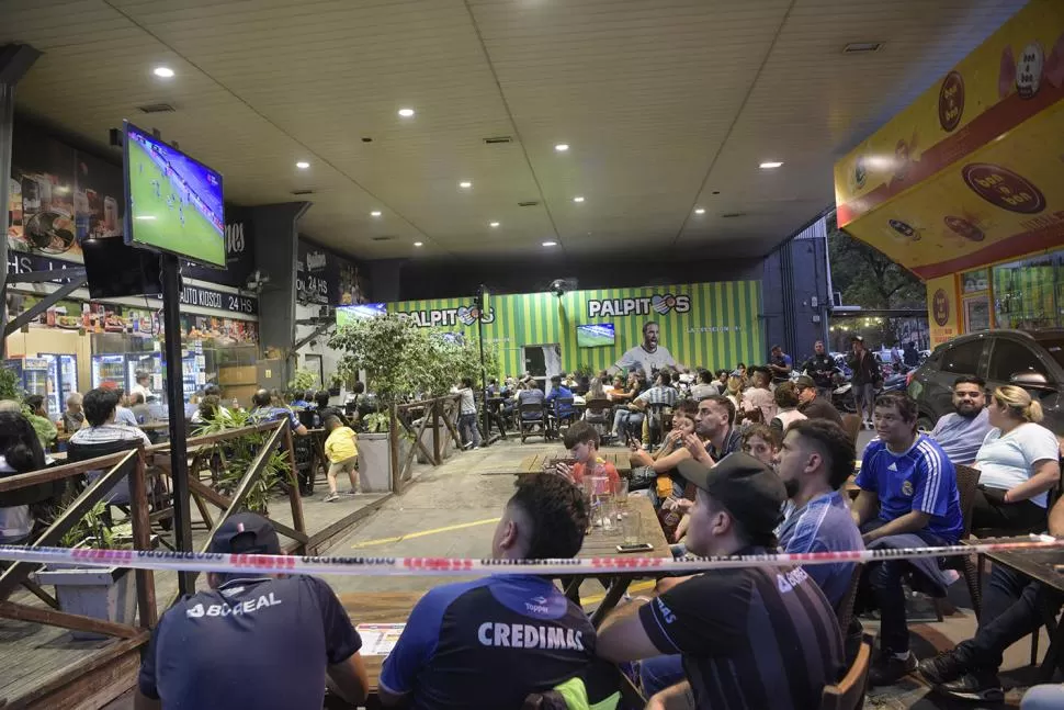 NO ENTRA UN ALFILER. Una gran cantidad de hinchas se acercó para ver el partido entre Atlético y River, en “La Estación”.  