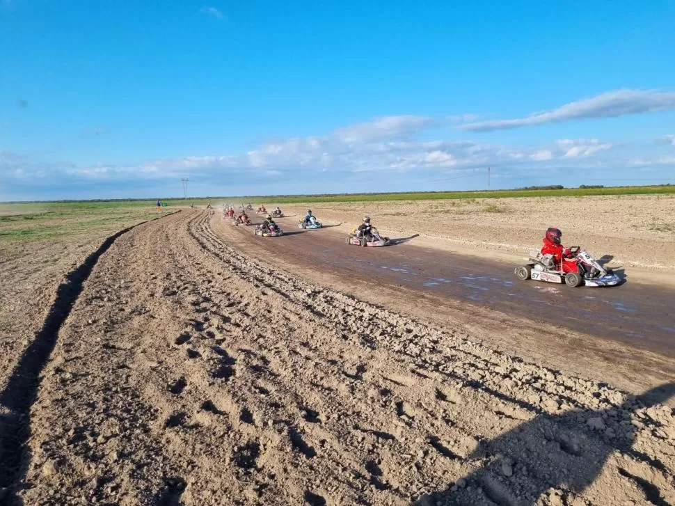 POSTAL. Cuando se corre en los primeros metros, los karts van agrupados. Luego, comienzan a formarse los grupos que batallan por lograr la mejor ubicación.  CONCEPCIÓN AUTO CLUB