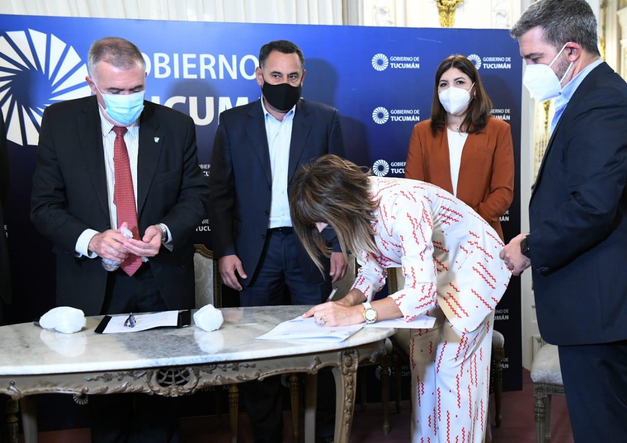 EN EL SALÓN BLANCO. Jaldo, Córdoba y otras autoridades firman convenios con representantes de las empresas constructoras. Foto Prensa Gobernación