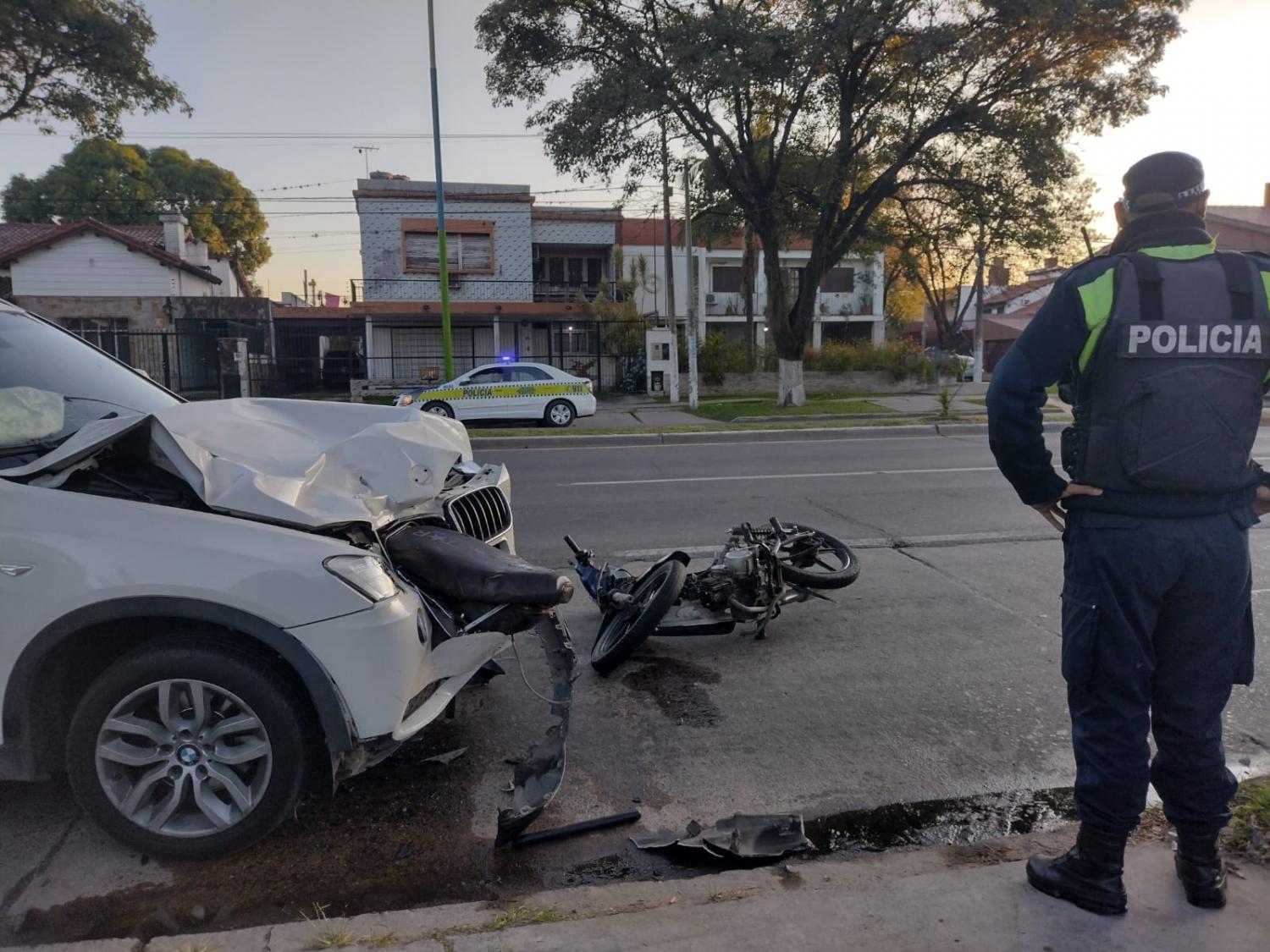 SOBRE LA MATE DE LUNA. Un oficial observa la escena del trágico choque entre la camioneta BMW y una motocicleta. Foto de LA GACETA / Matías Quintana