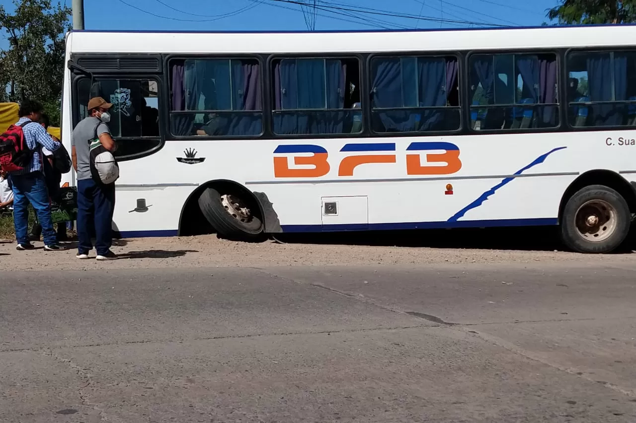 Susto en la ruta: a un colectivo que iba de San Miguel de Tucumán a Río Nío se le salió una rueda