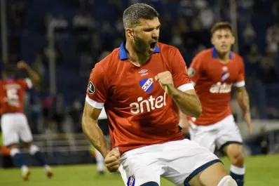 Vélez comenzó ganando, pero Nacional se lo dio vuelta con un doblete de Gigliotti