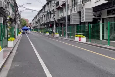 Enjaulados en Shanghái: colocan vallas metálicas para que la gente no salga de sus casas