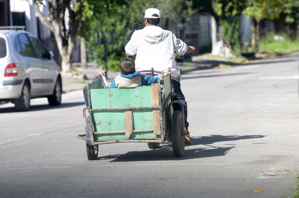 ACCIDENTE. El vehículo conducido por el golfista Armando Zarlenga chocó con una moto.