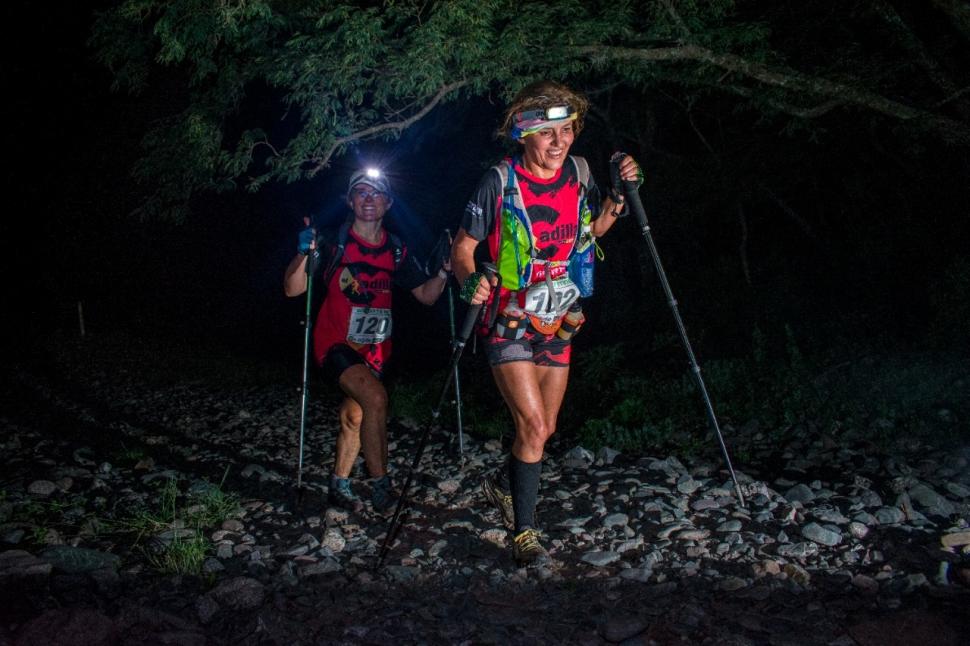 SONRIENTES. El duro recorrido de la carrera de aventura nocturna de El Cadillal, no quitó la sonrisa del rostro. 