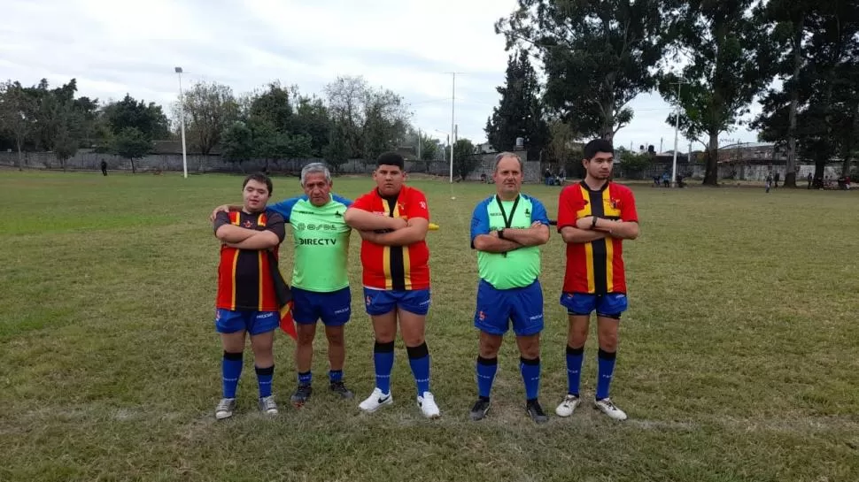 A LA CANCHA. Facundo, Joaquín y Kevin tuvieron su debuts como linesman, acompañados por De Zavalía y “Pichón” Murillo. 