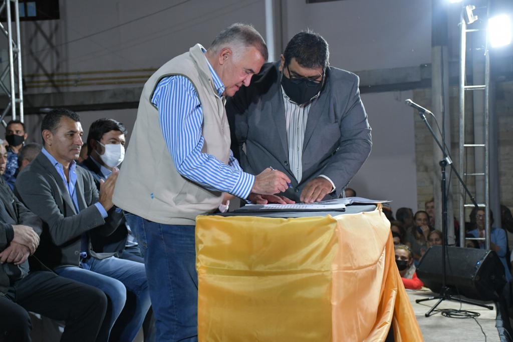 En Monteros, Jaldo inauguró obras y entregó vehículos a la Policía