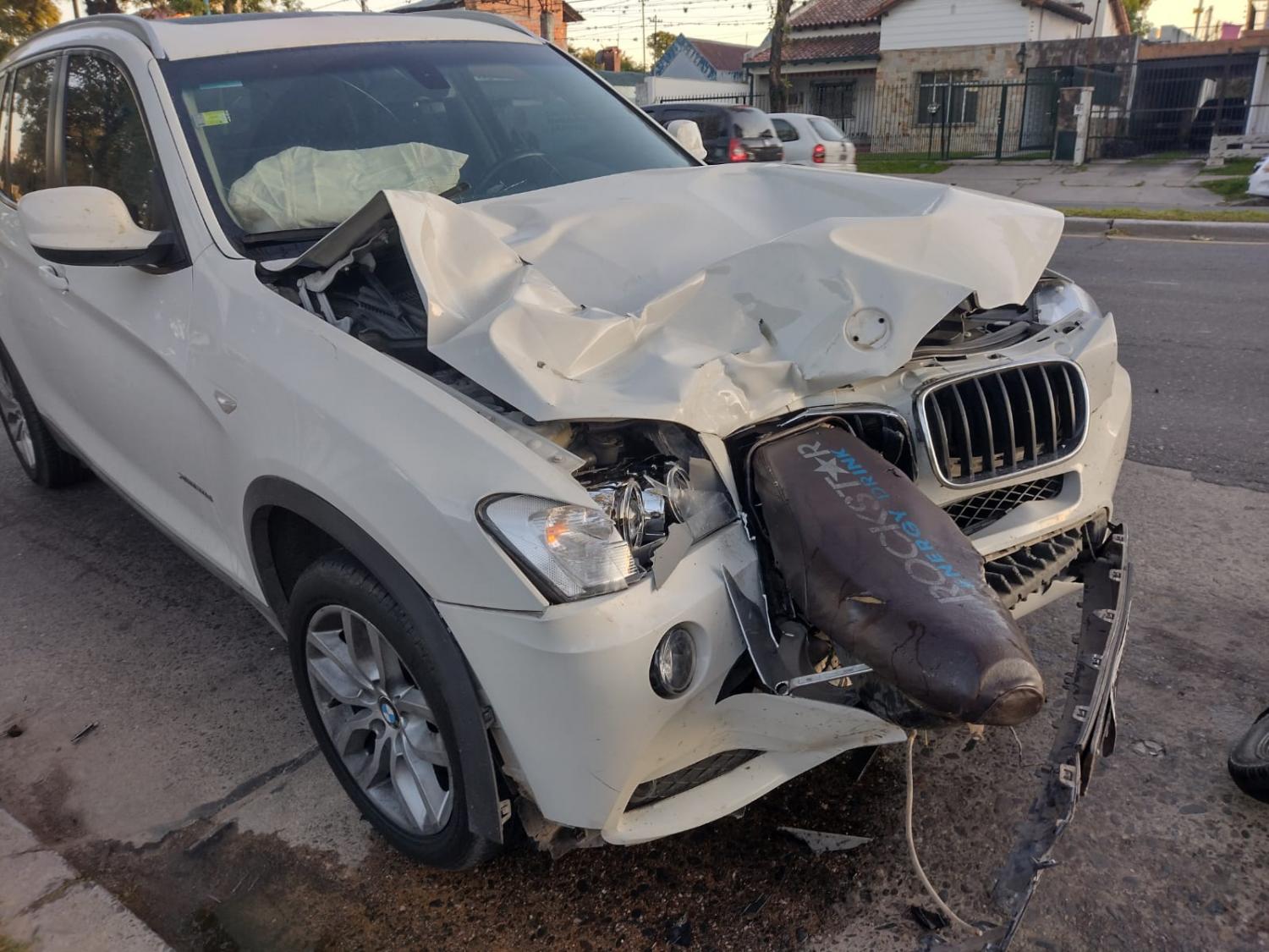 TRAS EL CHOQUE. Así quedó parte de la moto incrustrada en la camioneta.