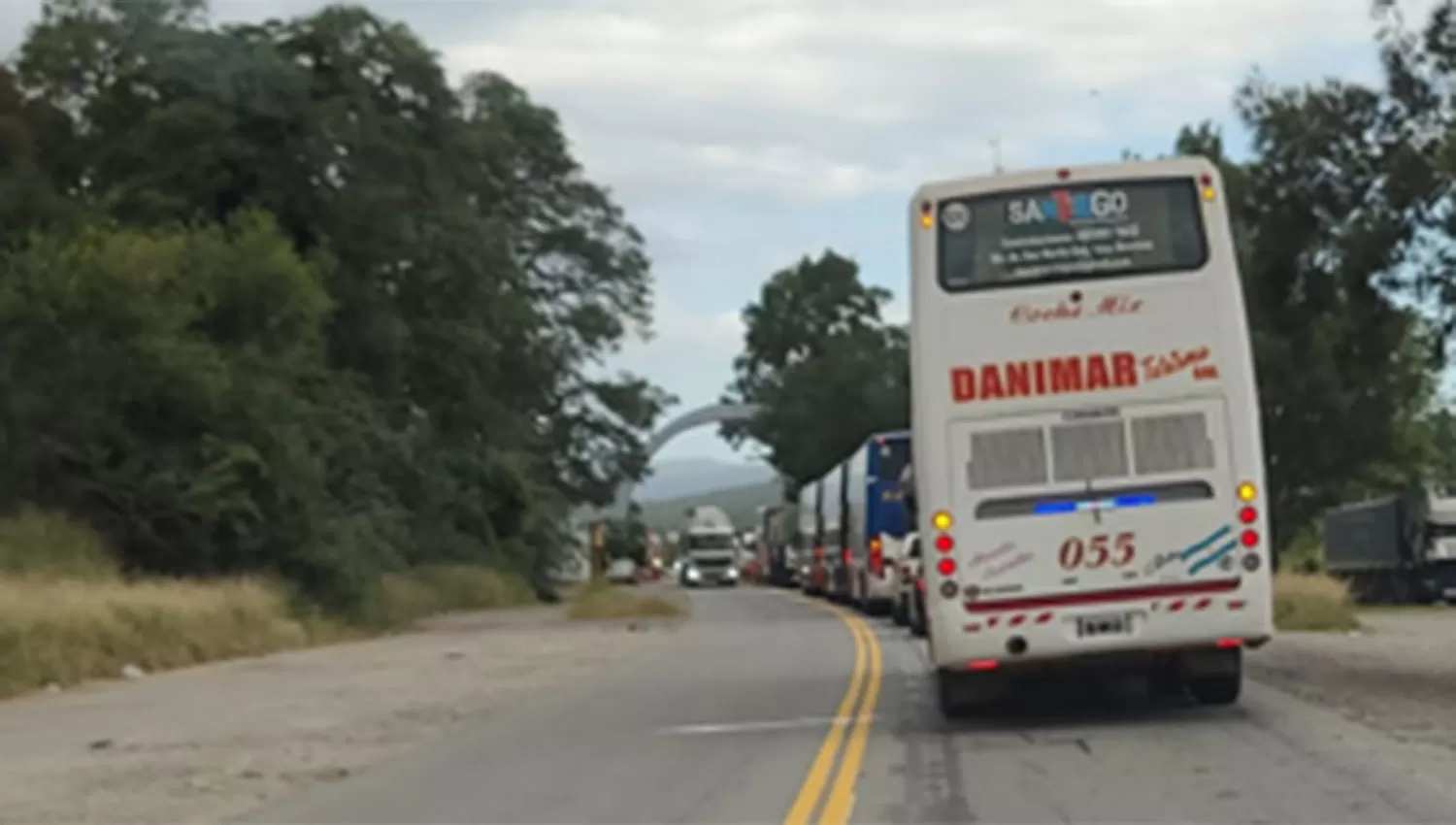 EN CATAMARCA. La larga fila de colectivos con hinchas de San Martín espera su turno para poder salir de la provincia.